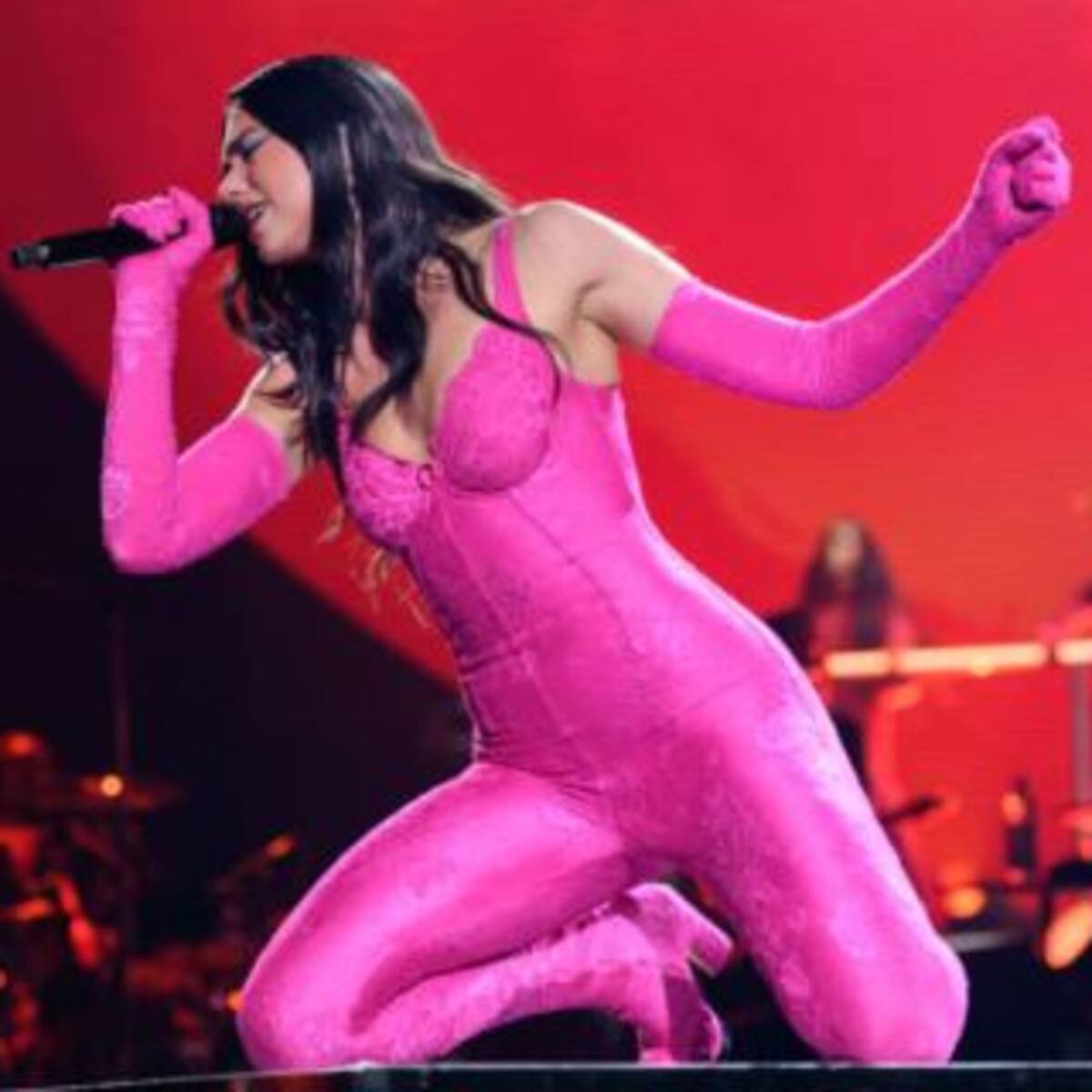 Mirá los mejores memes de la caída de Dua Lipa en pleno show