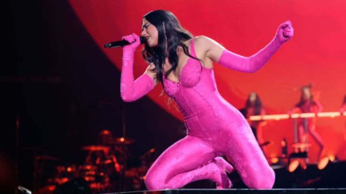 Mirá los mejores memes de la caída de Dua Lipa en pleno show