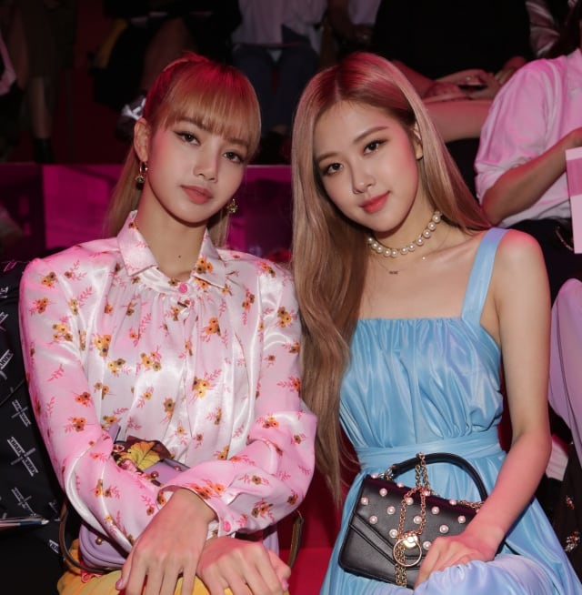 Lisa y Rosé, integrantes de BLACKPINK en el evento de Mulberry