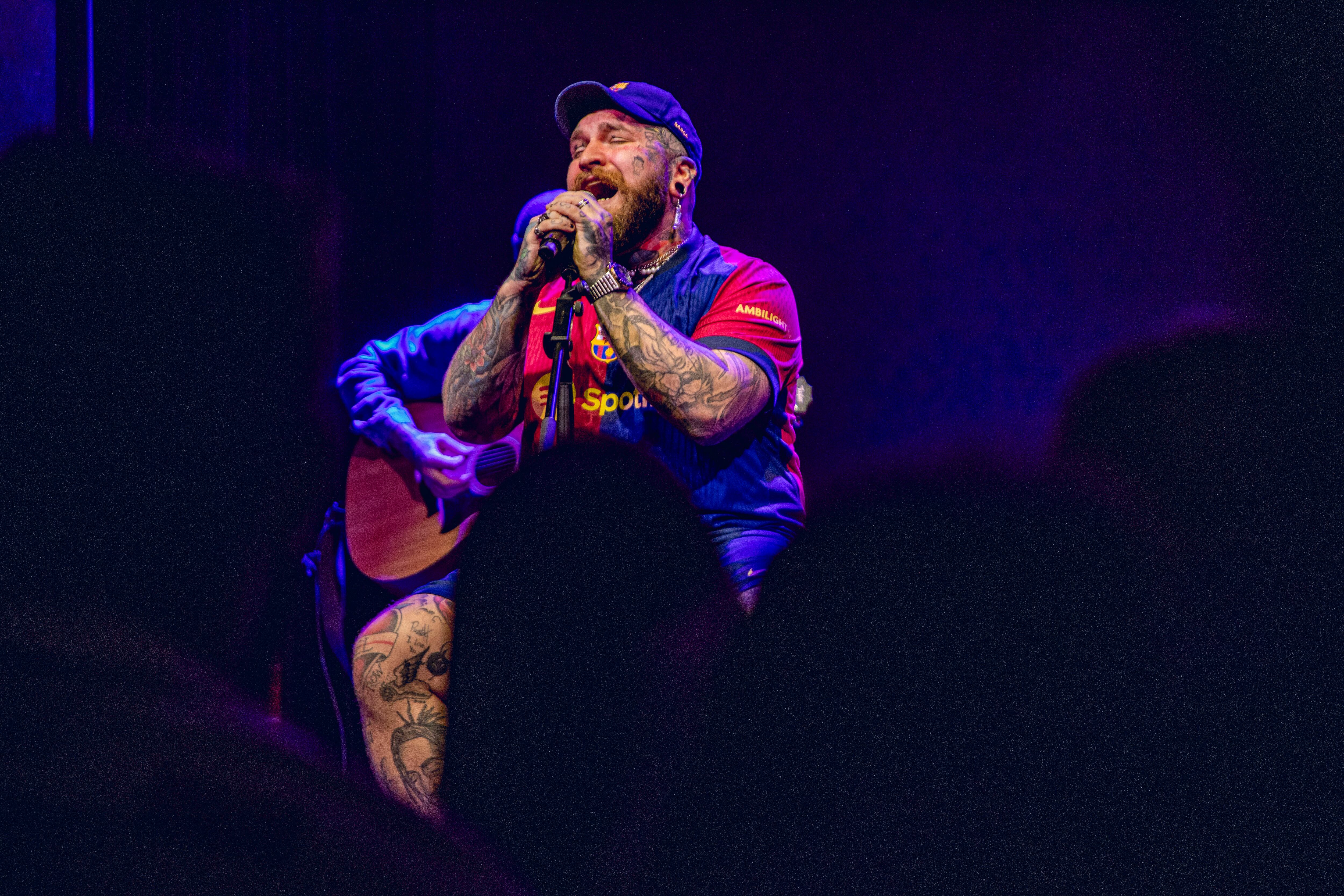 Nadie quiso perderse ni un solo detalle de su actuación. Ni siquiera otros grandes artistas como Benson Boone, quien también disfrutó de la voz de Teddy Swims.