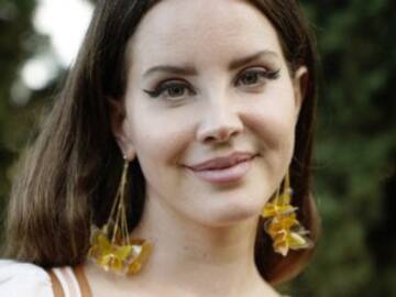 Lana del Rey vuelve a la televisión, tras 8 años de ausencia, y llama la atención su anillo