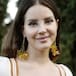 Lana del Rey vuelve a la televisión, tras 8 años de ausencia, y llama la atención su anillo