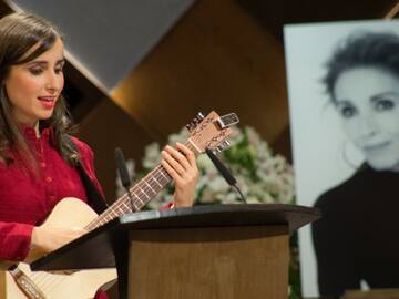 VÍCTOR MANUEL SUGIERE GIRA CON ROSALÍA EN EL FUNERAL DE ANA BELÉN