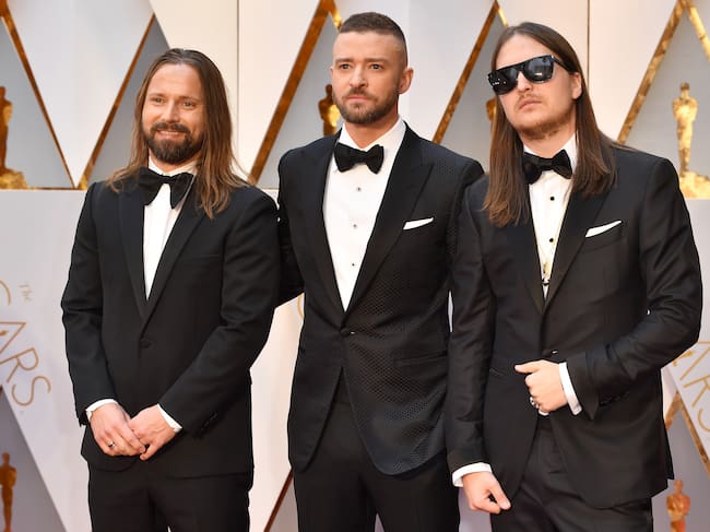 El productor Max Martin, el músico Justin Timberlake y el productor Karl Johan Schuster en la 89.ª edición de los Premios Oscar, celebrada en el Hollywood & Highland Center el 26 de febrero de 2017 en Hollywood, California.