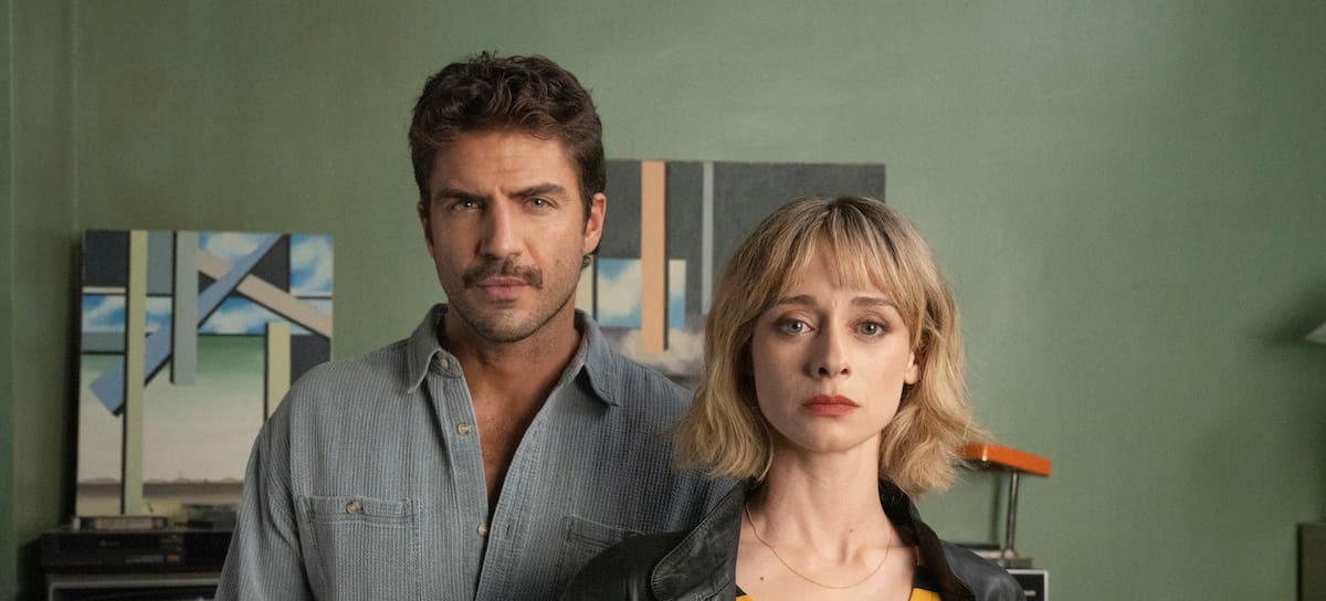Maxi Iglesias y Elena Rivera en 'La dama del norte'.