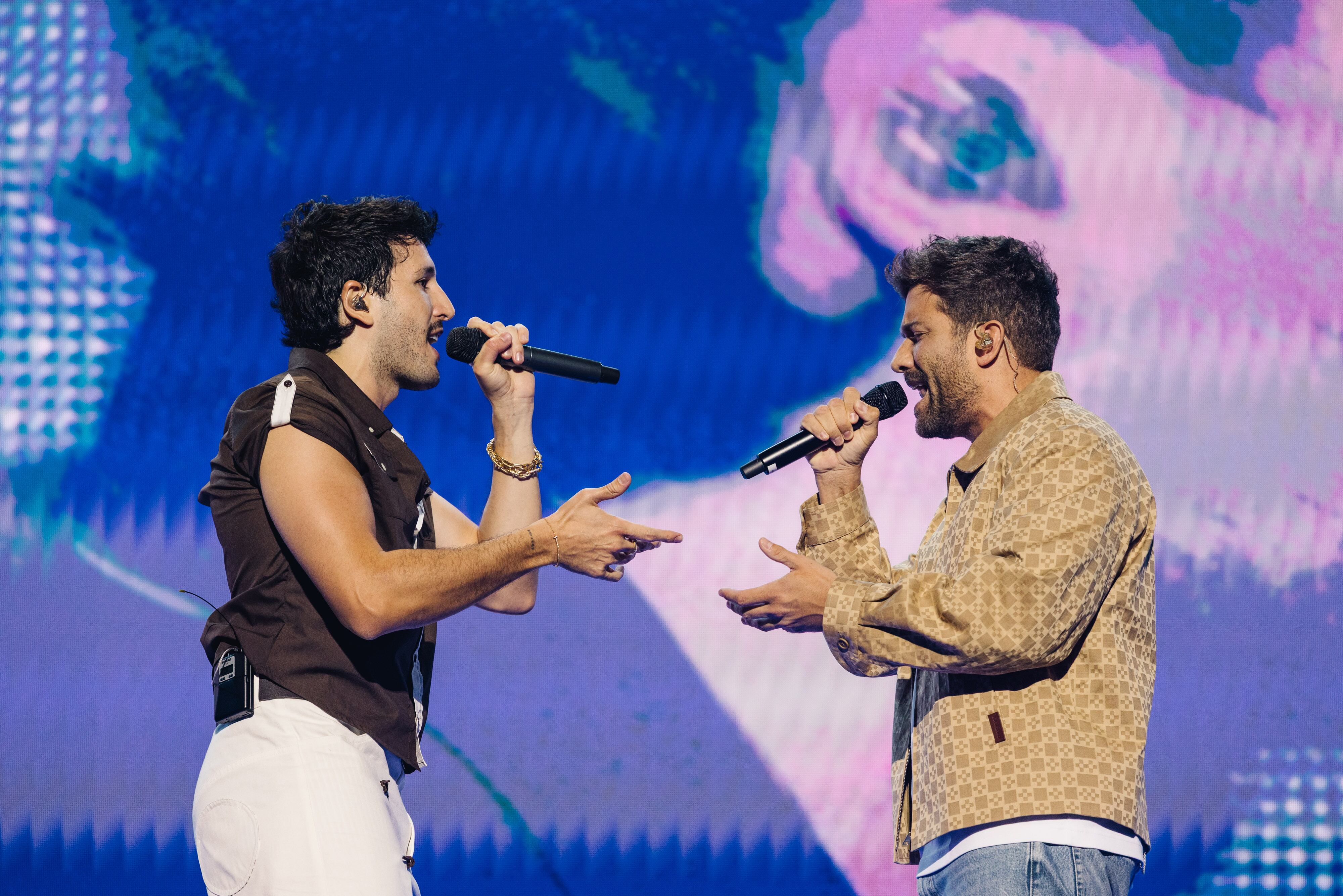 Sebastián Yatra cantando junto a Pablo Alborán en su concierto en Madrid. / Arturo de Lucas