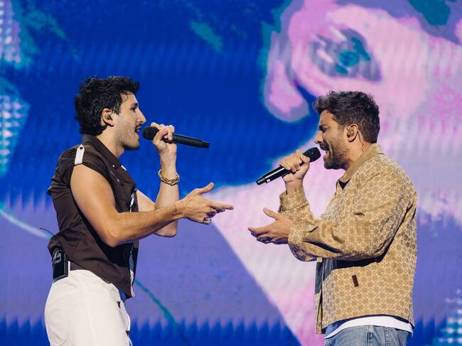 Sebastián Yatra cantando junto a Pablo Alborán en su concierto en Madrid. / Arturo de Lucas