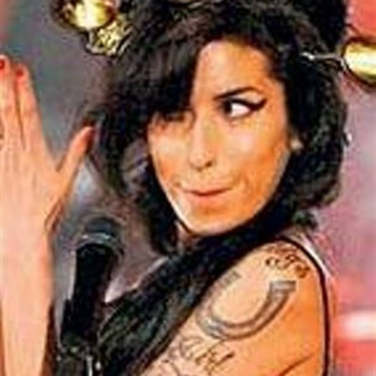 Amy Winehouse obligada a volver a Inglaterra.
