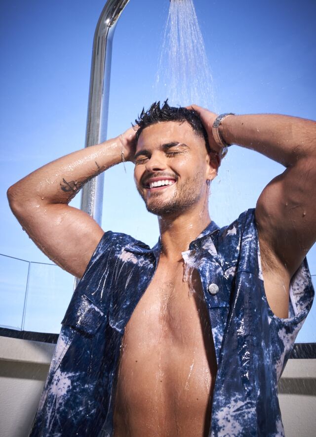 Abraham Mateo en la piscina