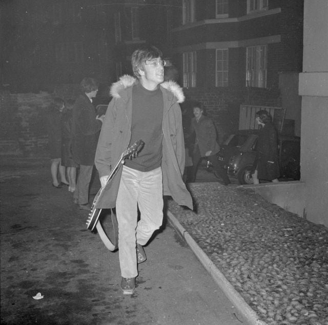 John Lennon llegando a los estudios Abbey Road, Londres, en noviembre de 1966.