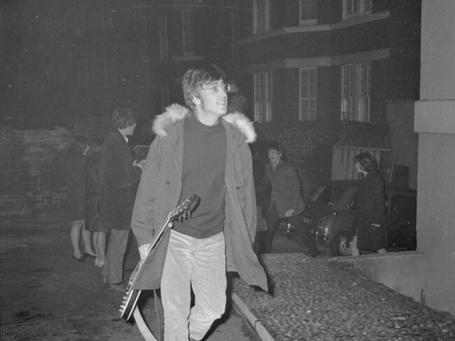 John Lennon llegando a los estudios Abbey Road, Londres, en noviembre de 1966.