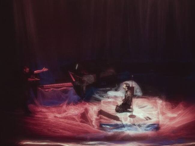 Agoney y su pianista Garci durante el concierto.