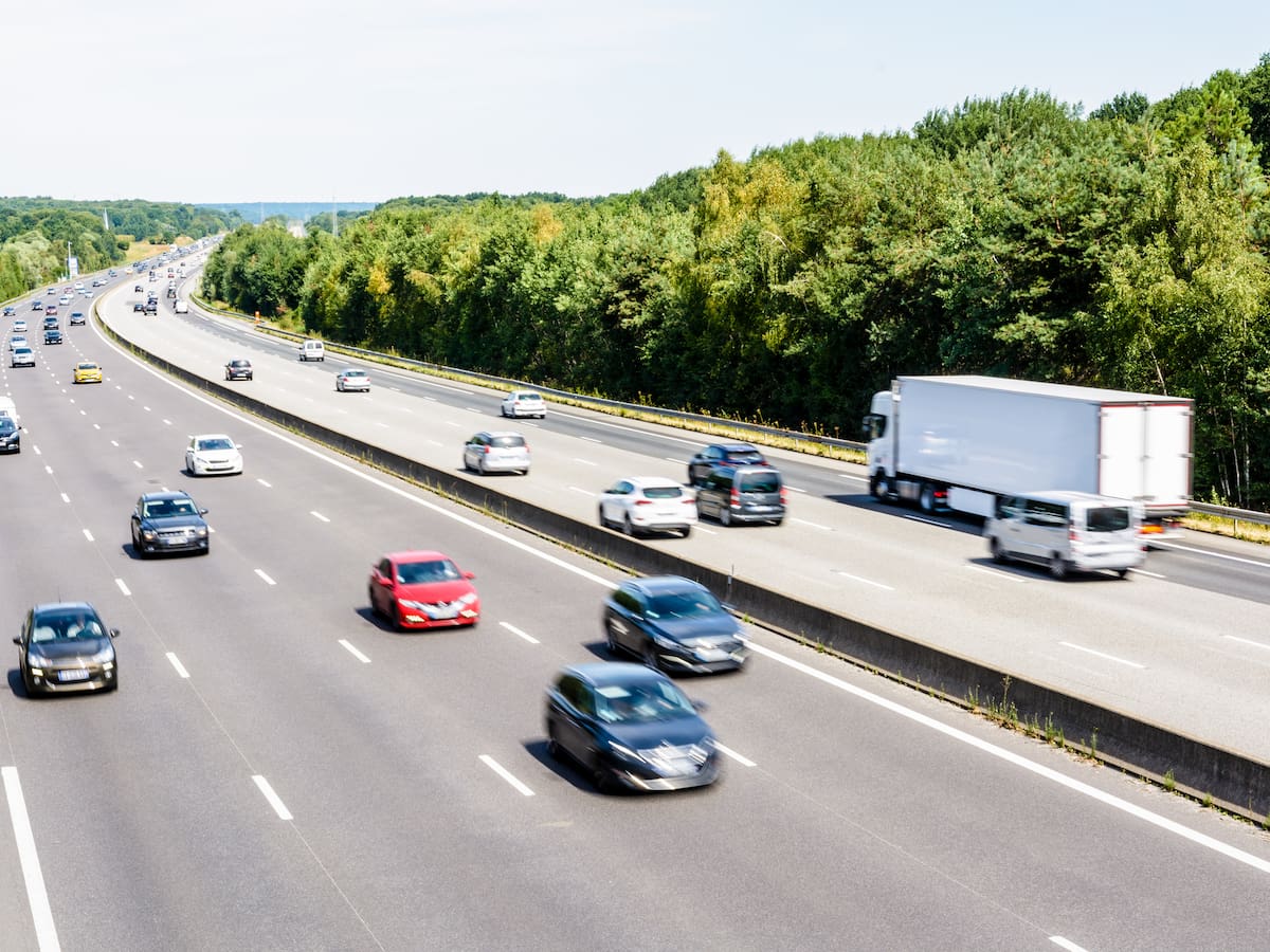 Así es la autopista que carga tu coche eléctrico mientras conduces