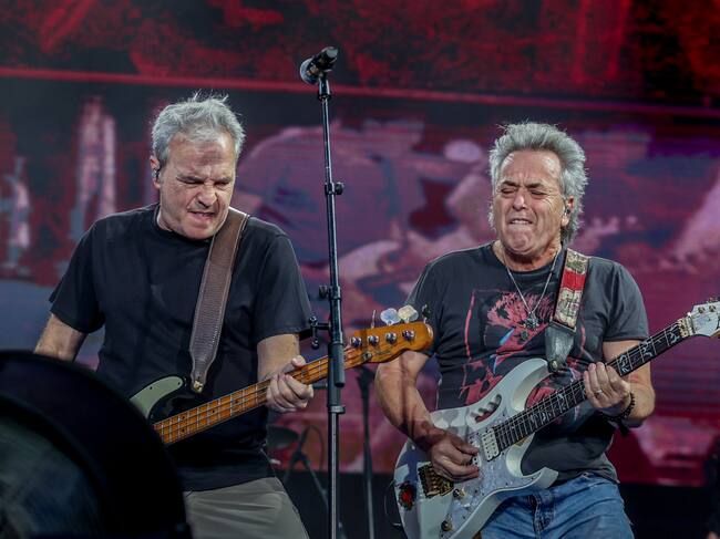 Summers y los suyos llevan más de 40 años sobre los escenarios y eso se nota. La manera de adueñarse del escenario, su presencia, su dominio de los instrumentos y su gran compenetración. En la imagen, entregándose al máximo a una celebración que conmemora los 100 años de Telefónica.