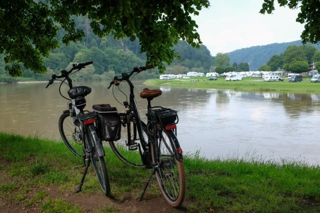 Montar en bici es un pasatiempo perfecto para los días en el pueblo.