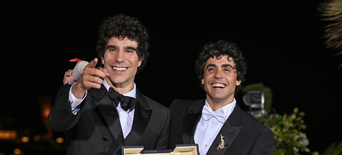 Javier Calvo y Javier Ambrossi junto a su premio a Mejor dirección por 'La bola negra' en el Festival de Cannes. /Dominique Charriau/WireImage