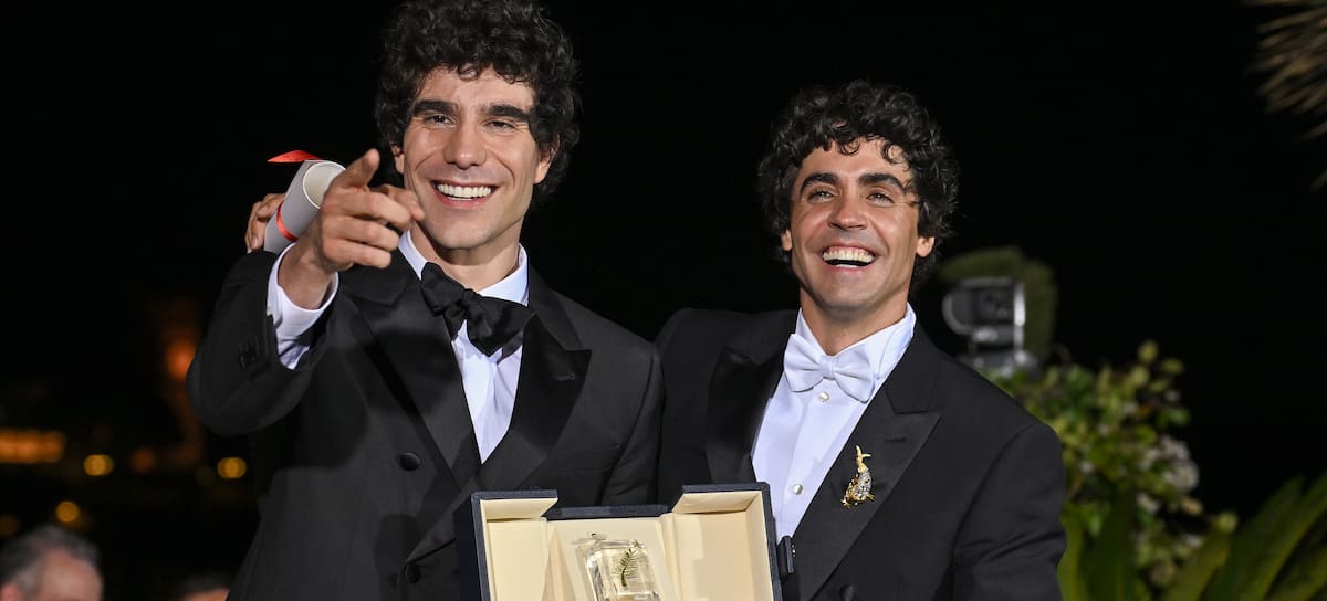 Javier Calvo y Javier Ambrossi junto a su premio a Mejor dirección por 'La bola negra' en el Festival de Cannes. /Dominique Charriau/WireImage