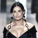 Demi Moore desfila en París con un rostro irreconocible: ¿se ha hecho cirugía?