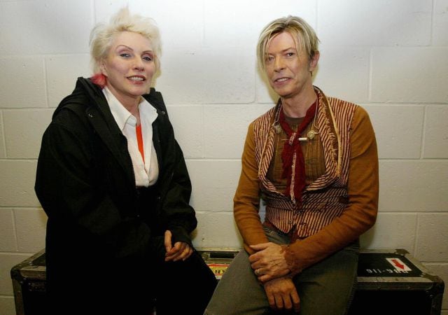 Debbie Harry y David Bowie, en el backstage antes de un concierto en Manchester en 2003.