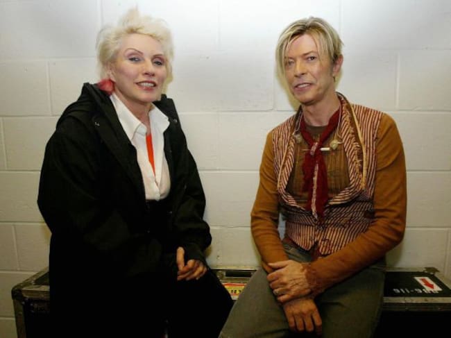 Debbie Harry y David Bowie, en el backstage antes de un concierto en Manchester en 2003.