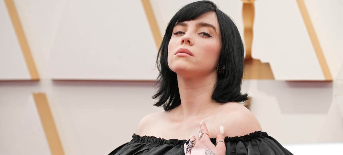 Billie Eilish en la alfombra roja de los Oscar
