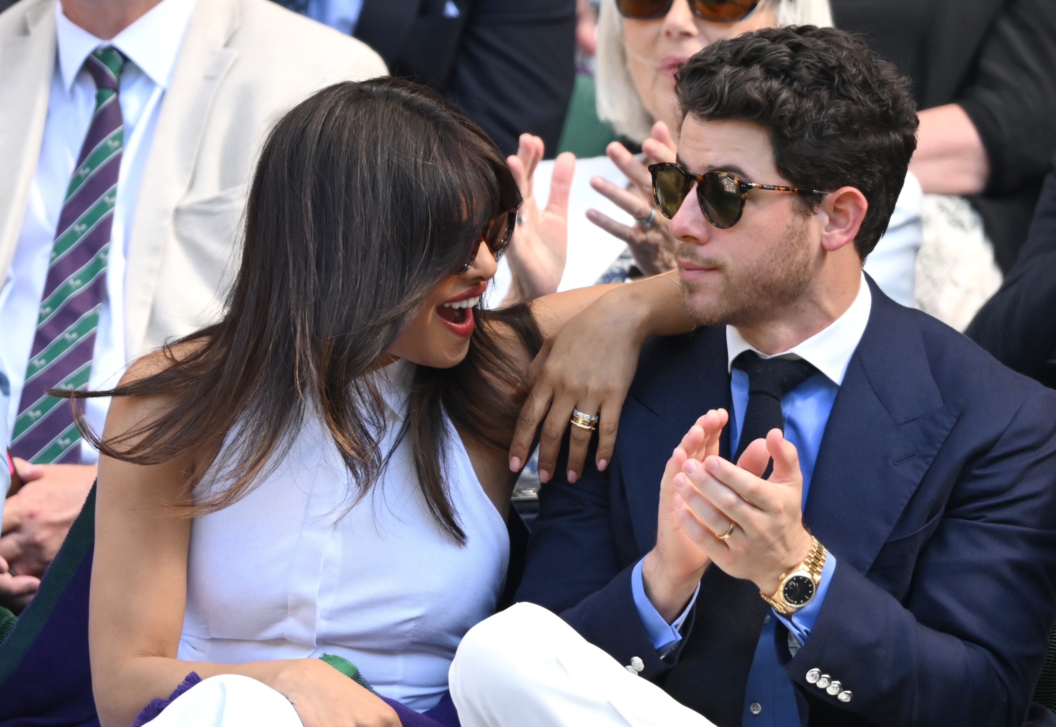 Mientras unos hablan de las declaraciones de Kevin Jonas asegurando que casi se arruina cuando la banda paró, otros lo hacen de la bonita pareja que forman su hermano Nick Jonas y Priyanka Chopra que, en esta ocasión, acudieron al tenis sin su pequeña.