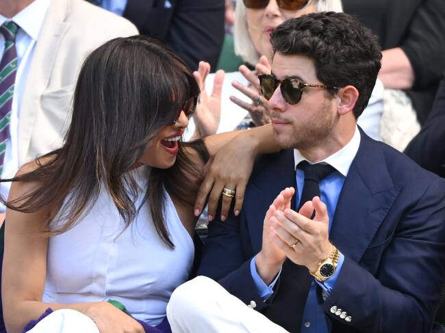 Mientras unos hablan de las declaraciones de Kevin Jonas asegurando que casi se arruina cuando la banda paró, otros lo hacen de la bonita pareja que forman su hermano Nick Jonas y Priyanka Chopra que, en esta ocasión, acudieron al tenis sin su pequeña.