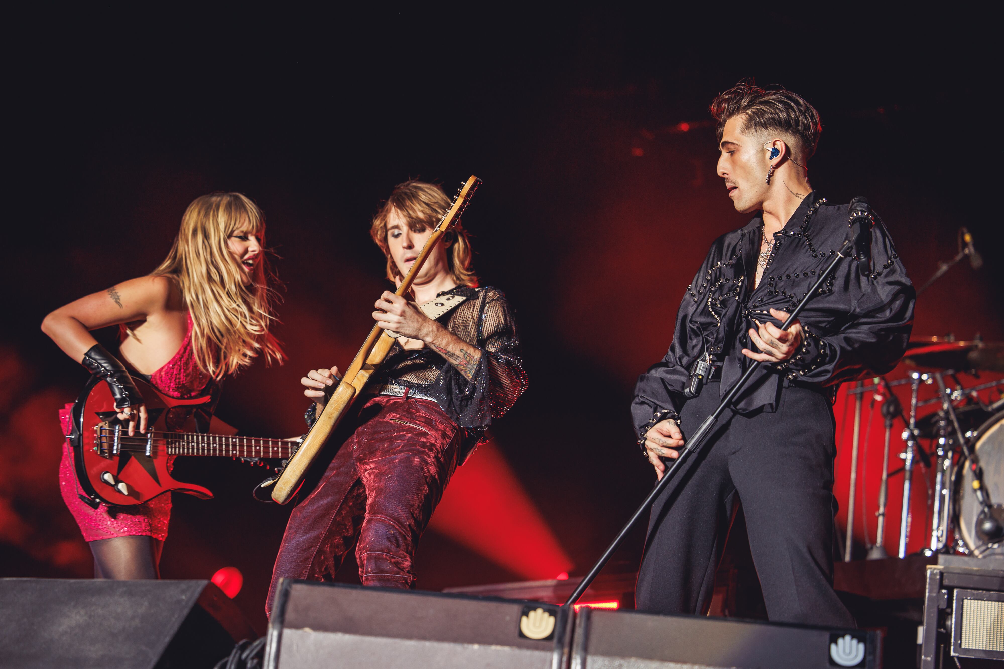 Con un estilo único y una personalidad arrolladora, cada uno de los miembros del grupo se dejó la piel tocando su instrumento y flirteando musicalmente con los demás. ¿El restultado? Un rock contundente y súper envolvente.