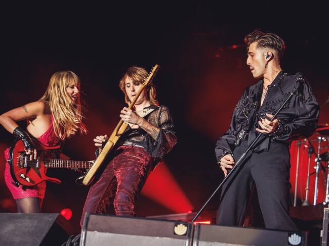 Con un estilo único y una personalidad arrolladora, cada uno de los miembros del grupo se dejó la piel tocando su instrumento y flirteando musicalmente con los demás. ¿El restultado? Un rock contundente y súper envolvente.