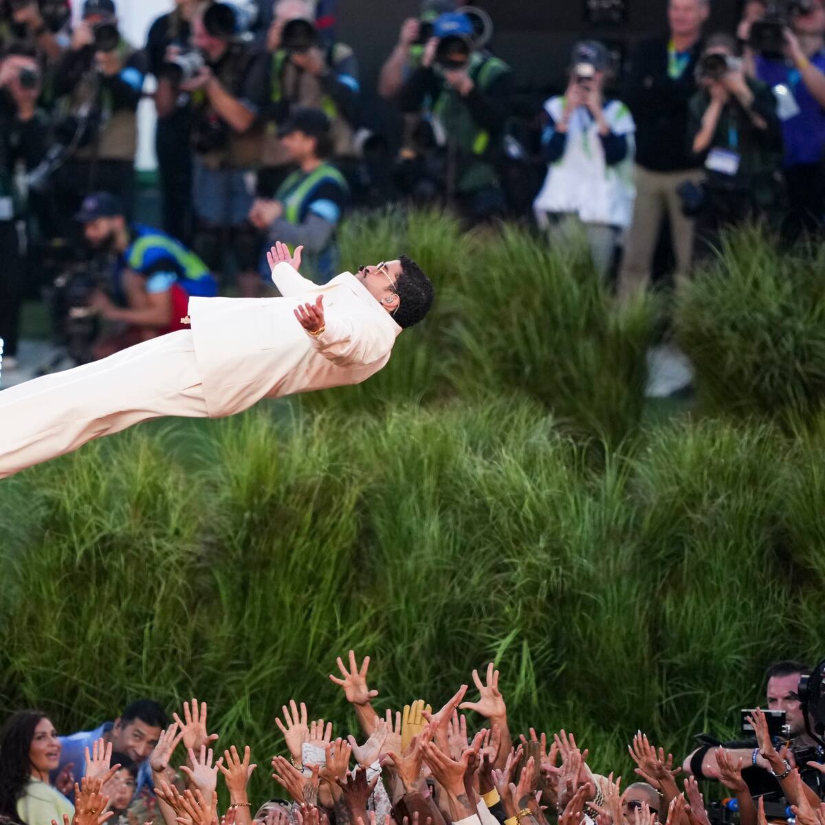 Así fue la caída de Bad Bunny en la Super Bowl contada por su doble y con un guiño detrás