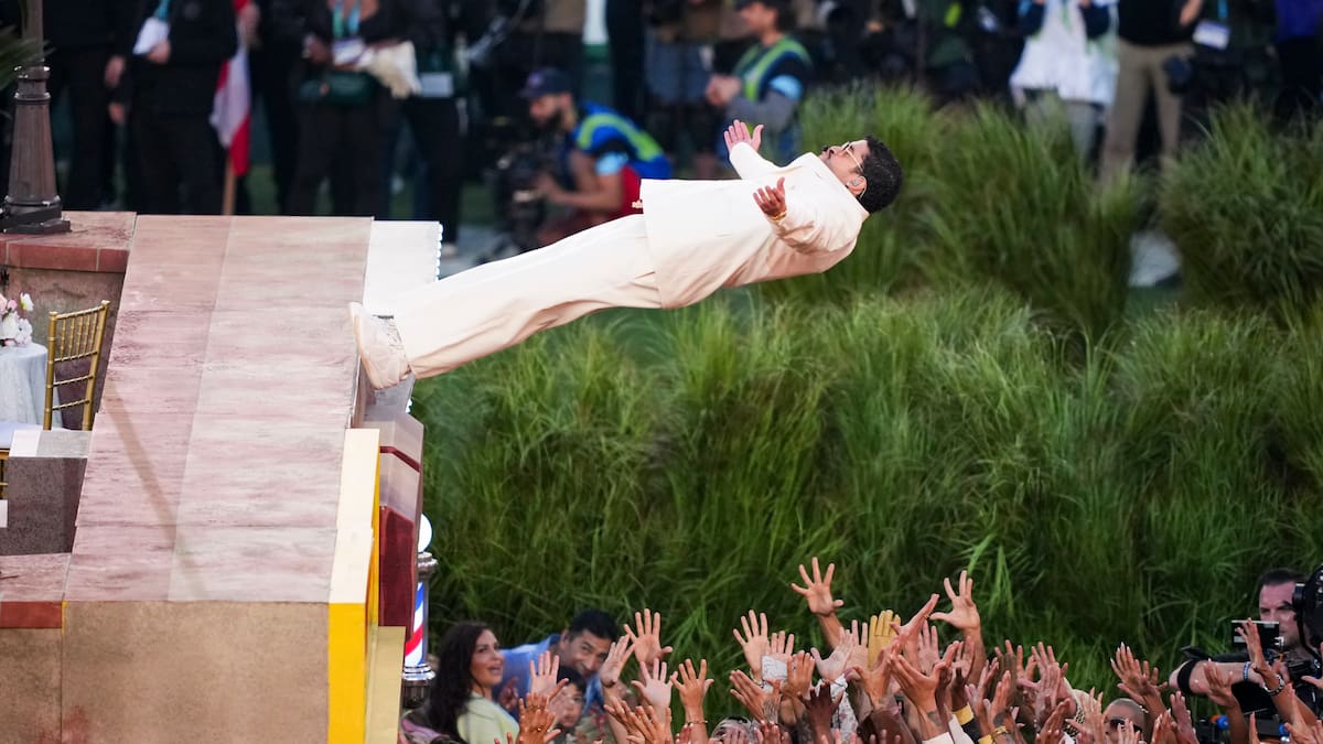 Así fue la caída de Bad Bunny en la Super Bowl contada por su doble y con un guiño detrás