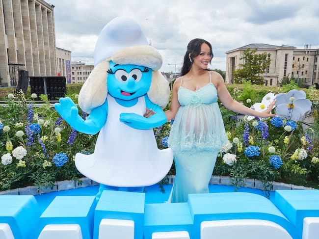 Rihanna con la Pitufina en la premiere mundial de 'Pitufos' en Bélgica. / Dennis Leupold