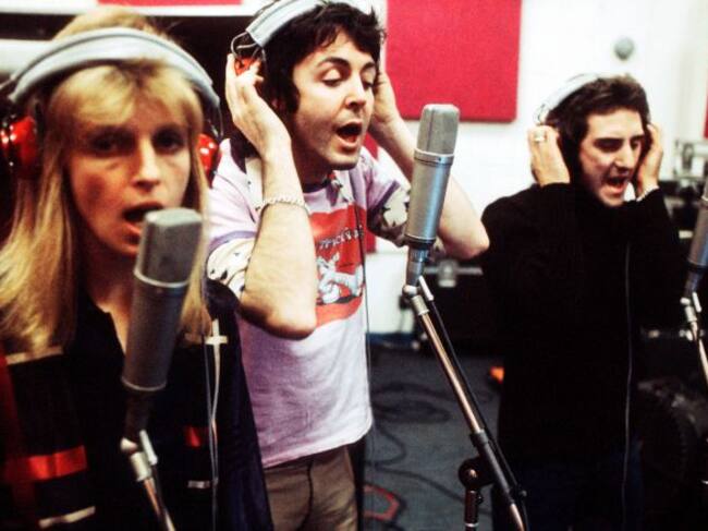 Linda McCartney, Paul McCartney y Denny Laine, miembros de Wings, durante una grabación en Londres en 1973.
