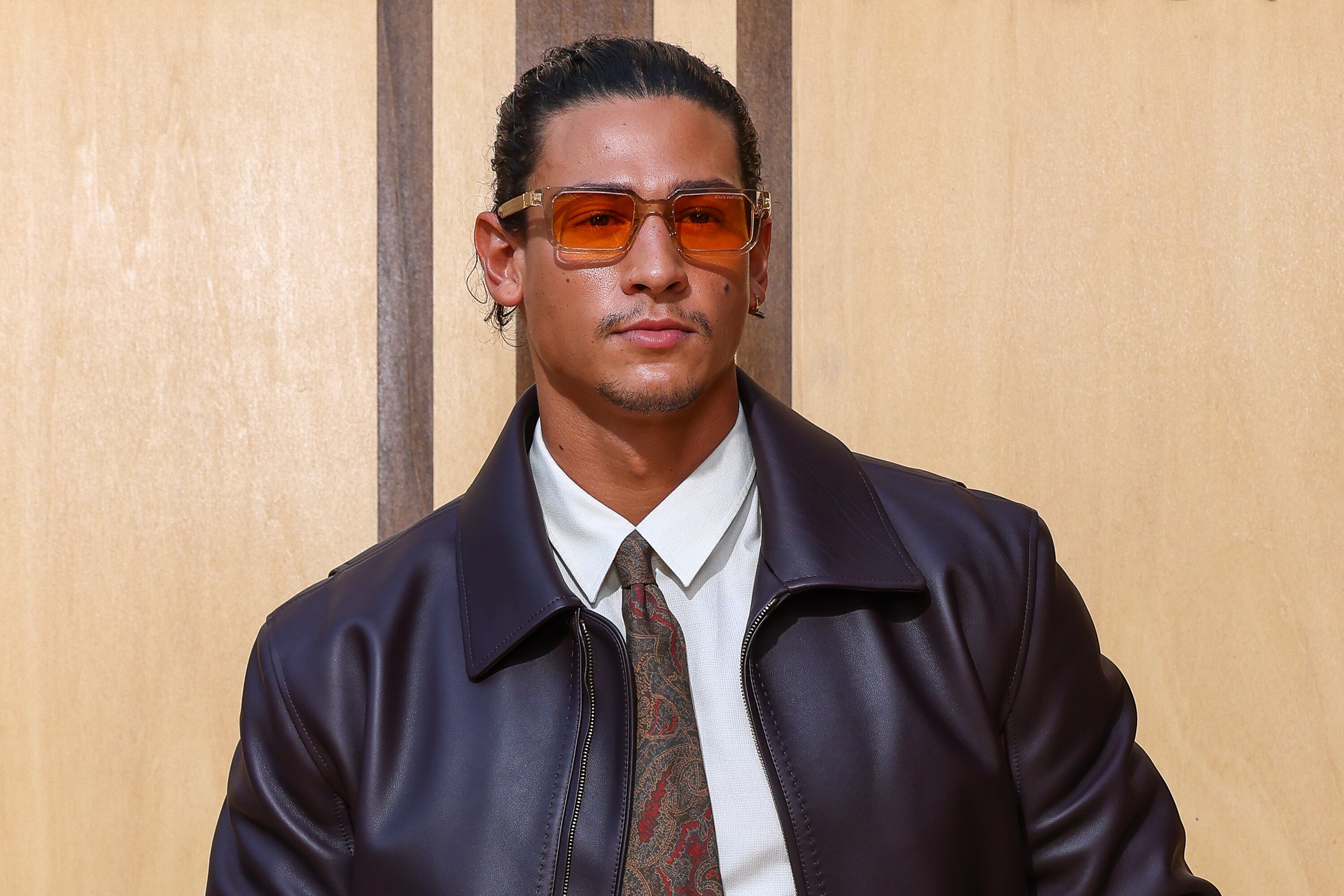Emilio Sakraya en el desfile de Louis Vuitton de la Paris Fashion Week