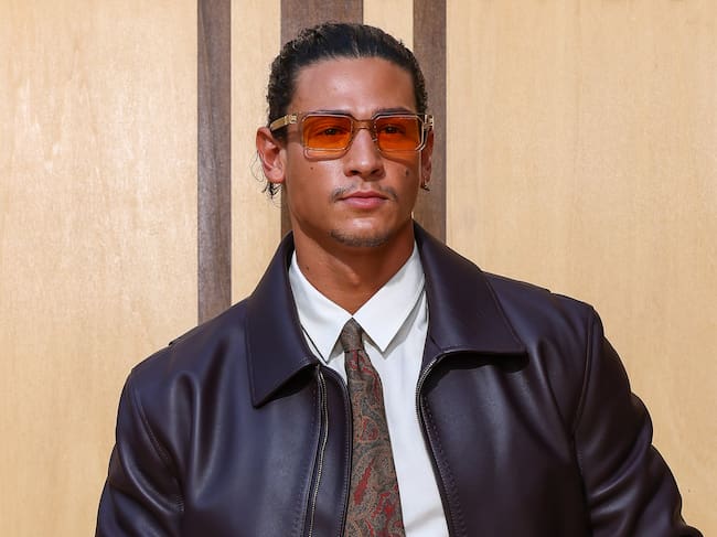 Emilio Sakraya en el desfile de Louis Vuitton de la Paris Fashion Week