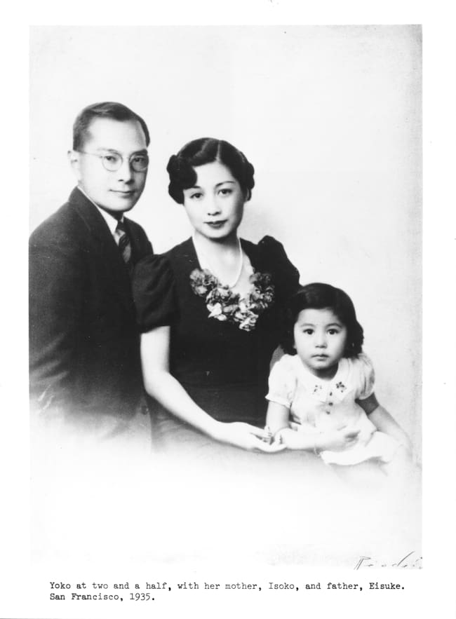 Yoko Ono, en una foto de estudio con sus padres, Isoko y Eisuke, en 1935, en San Francisco.