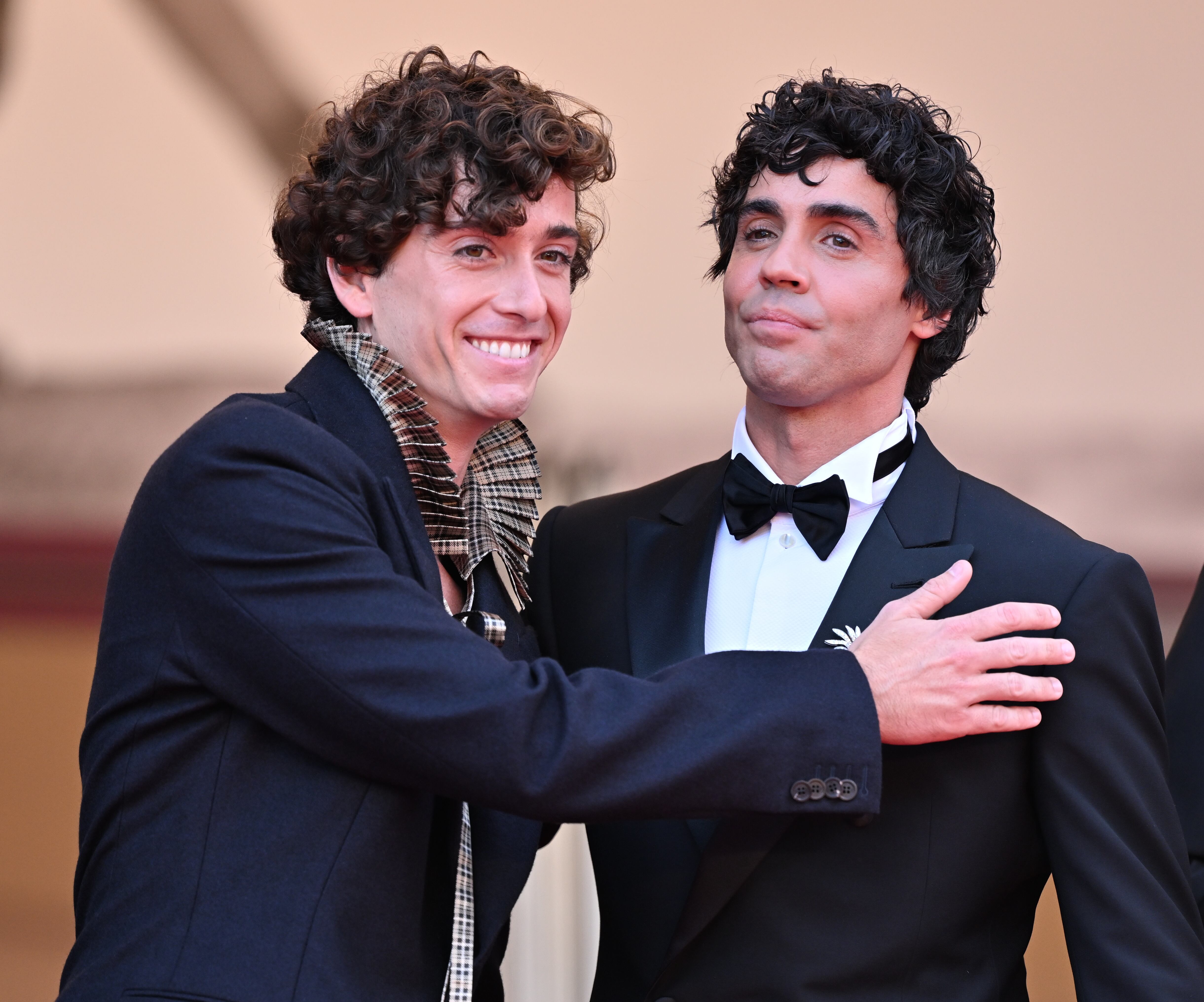 CANNES, FRANCIA - 21 DE MAYO: La cantautora y guitarrista española Guitarricadelafuente (izq.) y el director, guionista y productor español Javier Ambrossi (der.) llegan a la proyección de la película 'La Bola Negra' en la 79ª edición del Festival de Cine de Cannes, en Cannes, Francia, el 21 de mayo de 2026. (Foto de Mustafa Yalcin/Anadolu vía Getty Images)