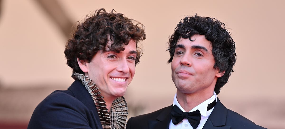 CANNES, FRANCIA - 21 DE MAYO: El cantautor y guitarrista español Guitarricadelafuente (izq.) y el director, guionista y productor español Javier Ambrossi (der.) llegan a la proyección de la película 'La Bola Negra' en la 79ª edición del Festival de Cine de Cannes, en Cannes, Francia, el 21 de mayo de 2026. (Foto de Mustafa Yalcin/Anadolu vía Getty Images)