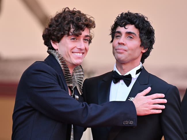 CANNES, FRANCIA - 21 DE MAYO: La cantautora y guitarrista española Guitarricadelafuente (izq.) y el director, guionista y productor español Javier Ambrossi (der.) llegan a la proyección de la película 'La Bola Negra' en la 79ª edición del Festival de Cine de Cannes, en Cannes, Francia, el 21 de mayo de 2026. (Foto de Mustafa Yalcin/Anadolu vía Getty Images)