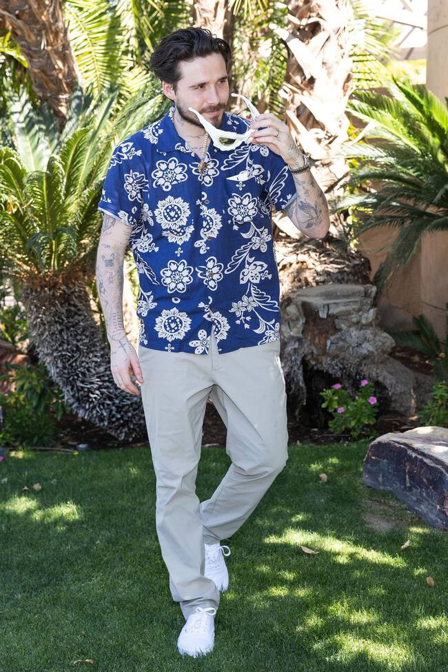 El primer fin de semana del Coachella Fest ha acogido a un gran número de celebs que no han querido perderse esta gran cita musical. Brooklyn Beckham optaba por un look discreto con pantalón recto y camisa estampada que nos ponen en el mood primaveral.