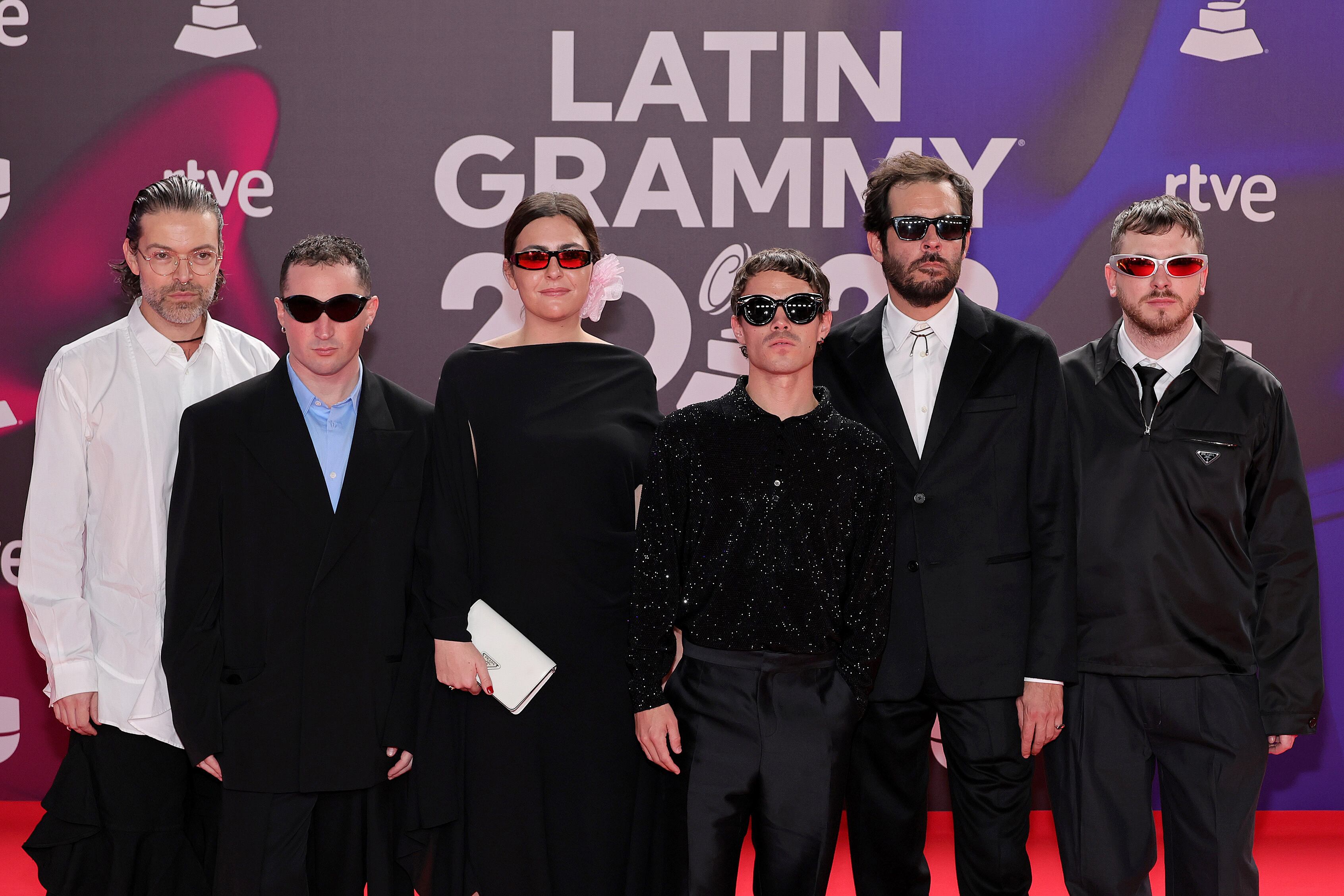 Sen Senra y su crew, combinando lo formal, lo informal y lo arriesgado. ¡Arriba esas gafas de colores!