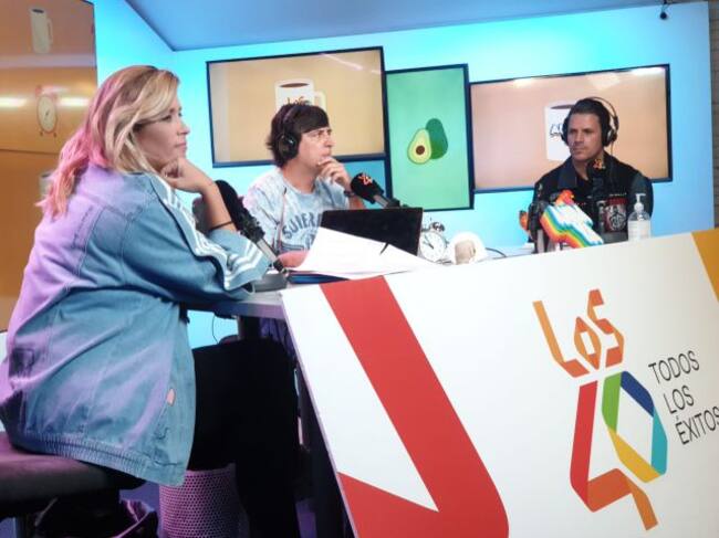 Cris y Dani, haciendo Anda Ya en directo, durante una visita de Dani Martín.