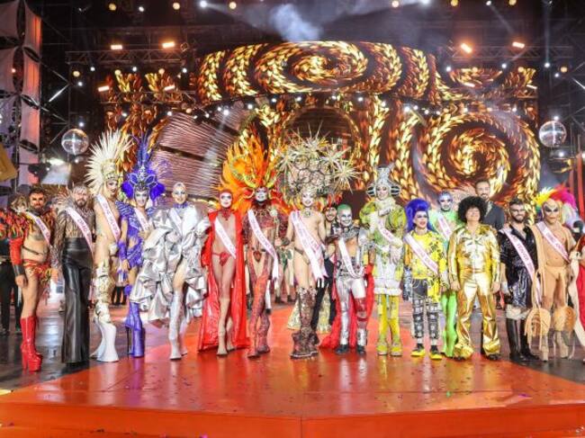La gala Drag Queen 2023 con todos los aspirantes en el escenario.