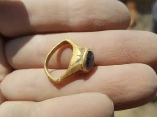 Encuentran anillo para evitar la resaca, de hace 14 siglos