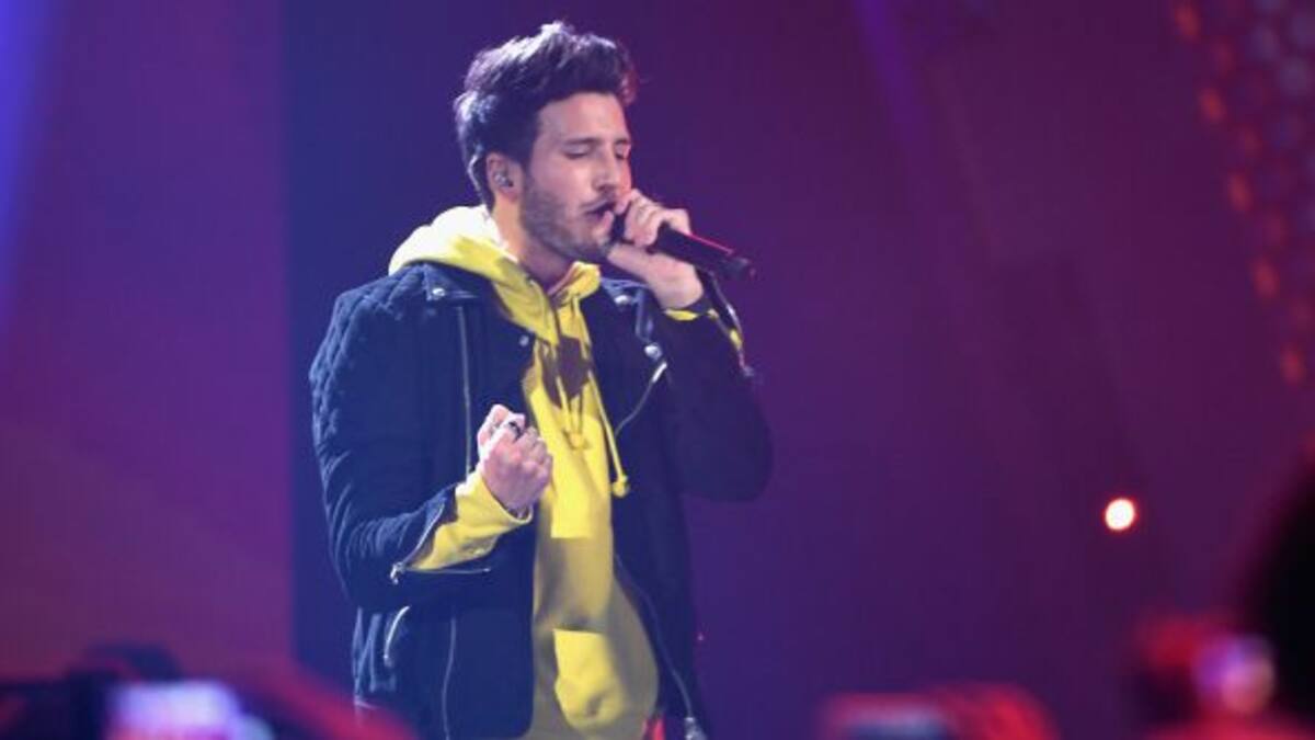 Sebastián Yatra se “enamoró” de una periodista en Rusia
