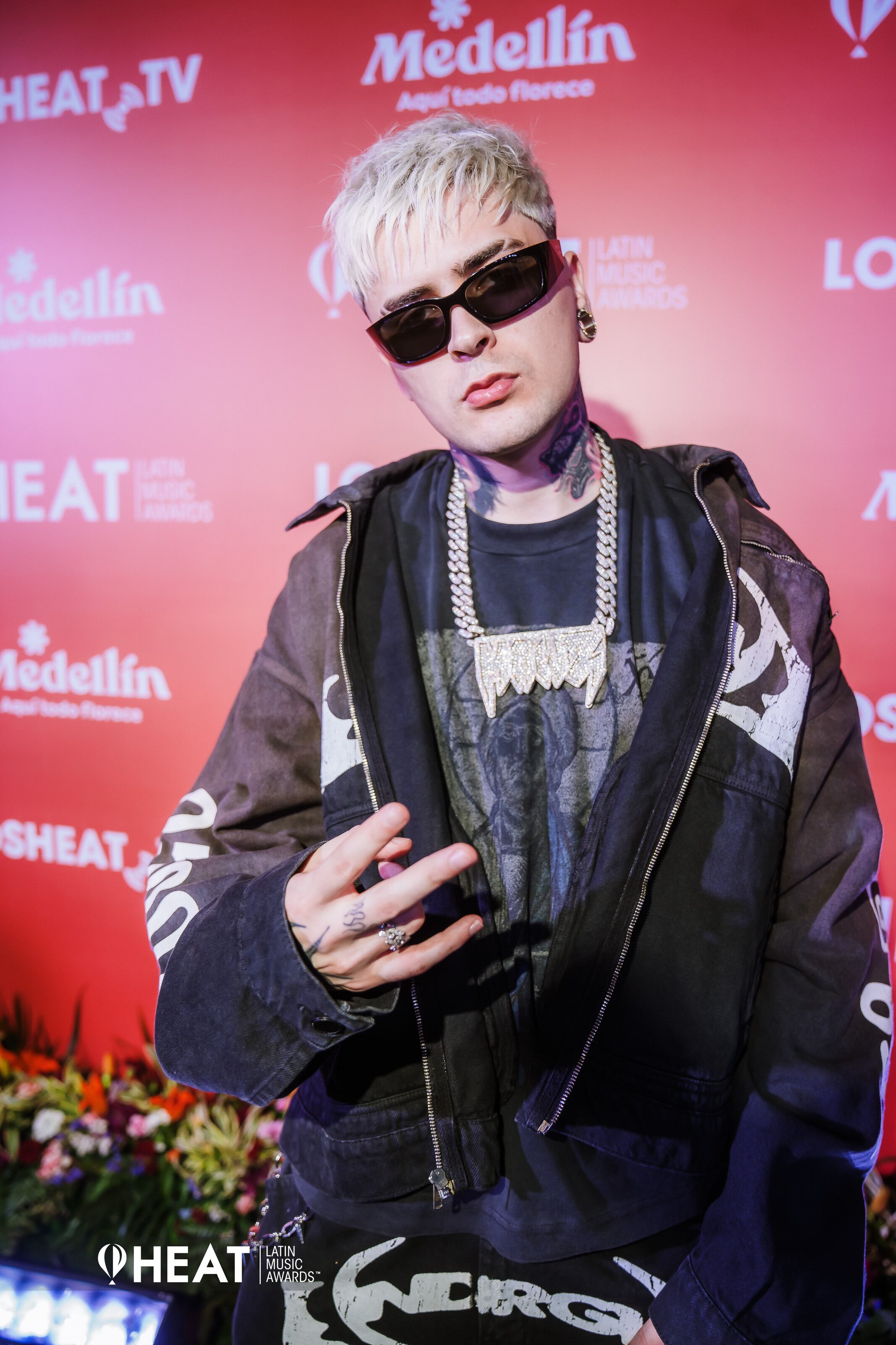 El artista argentino Lit Killah, creador de éxitos como Tan Bien, La trampa es ley o Neón, no quiso perderse la gala de los Premios Heat 2025.