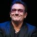 SE HACE PASAR POR BONO (U2) PARA CENAR GRATIS... ¡Y CUELA!