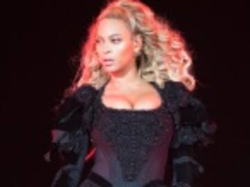 Bailarines de Beyoncé se comprometen en concierto y hacen delirar al público