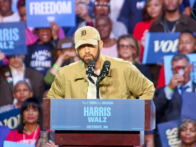 El rapero Eminem durante el mitin en apoyo a Kamala Harris