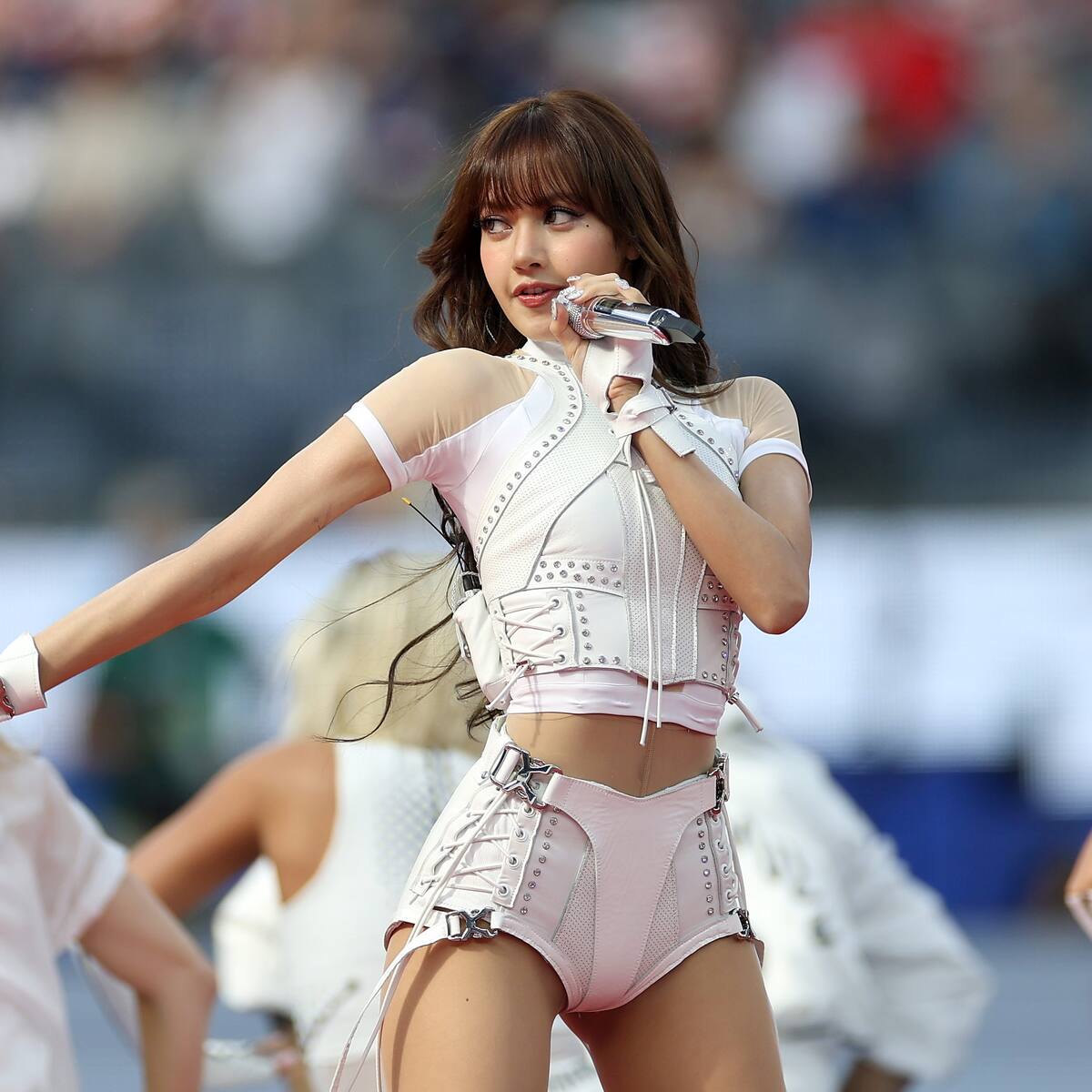 El cambio de la nueva 'Notting Hill' con LISA: una estrella de K-Pop para retratar la fama en el siglo XXI
